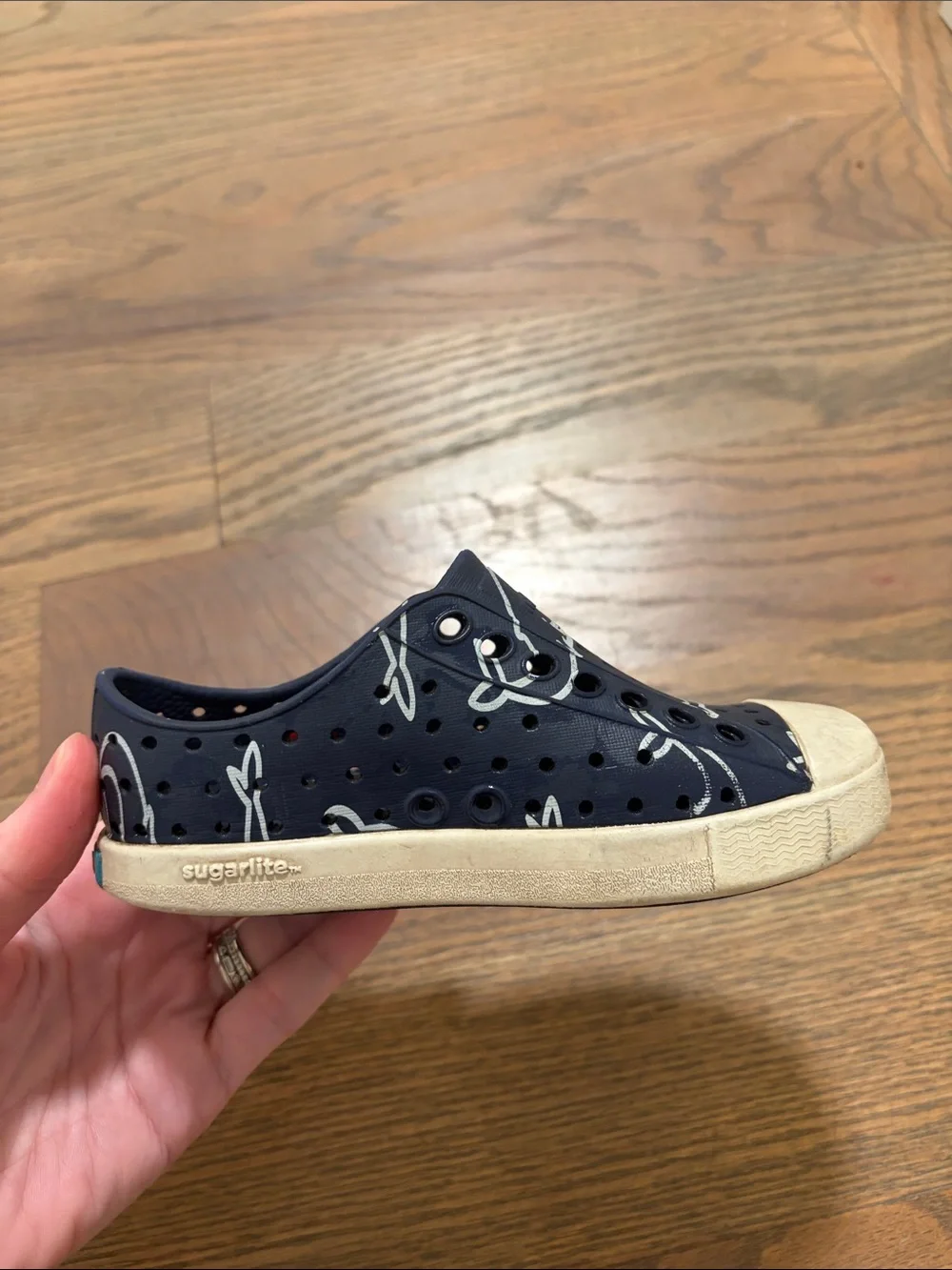 Native whale shoes toddler size 8 play condition